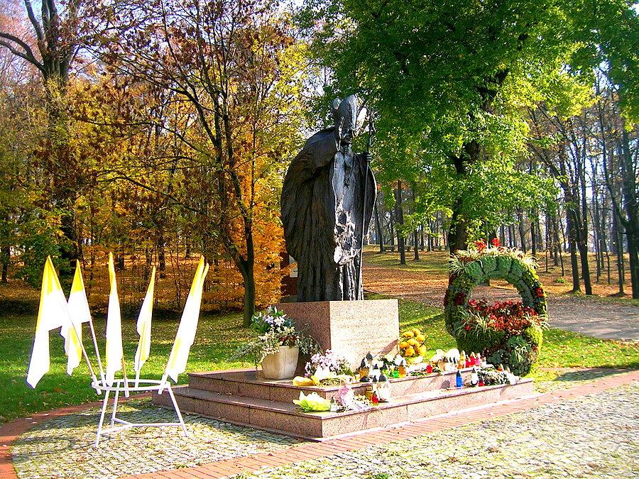Pomnik Jana Pawła II w Piekarach Śląskich