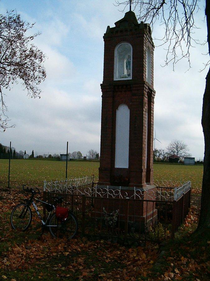 19-10-2013. Sobotnia rowerówka.Kapliczka przydrożna (Boży męka) w Radostowie. W drodze do Brzuśce