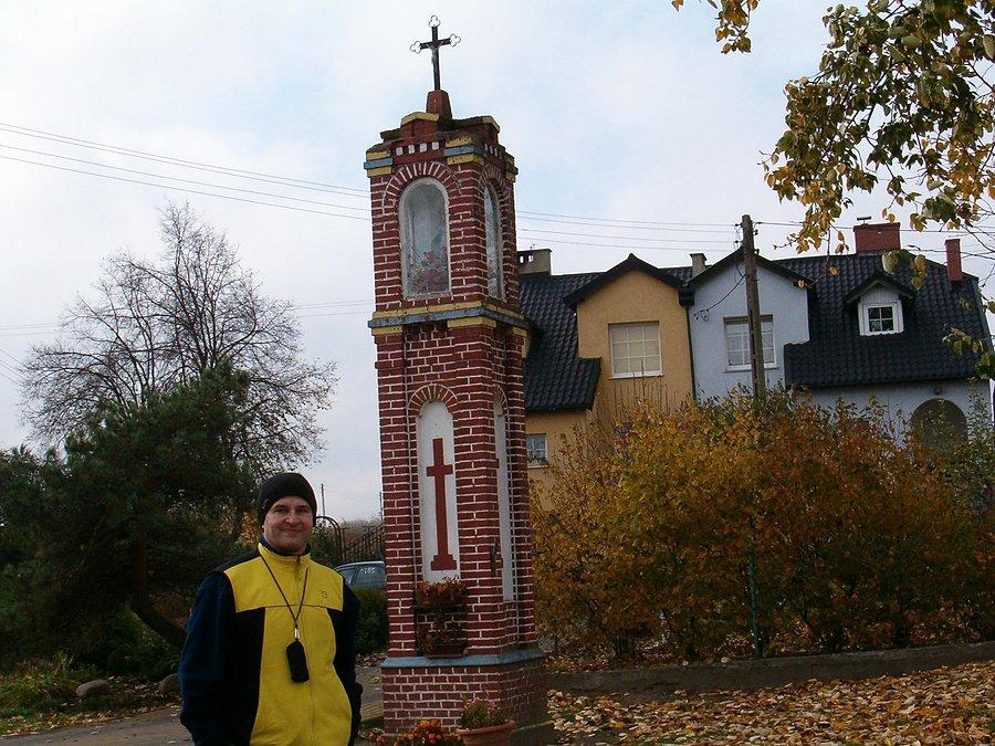 19-10-2013. Sobotnia rowerówka.Kapliczka przydrożna (Boży męka) w Brzuśce, w drodze do Waćmierza i Waćmierka