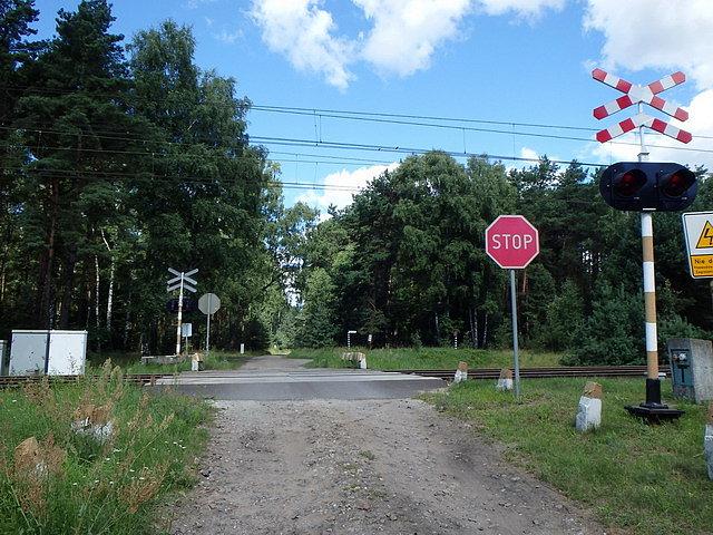Przejazd kolejowy za Maksymilianowem w kierunku Stronna