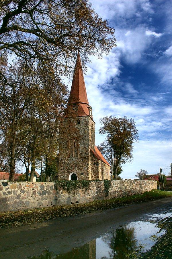 Żukowo_Gotycki kościół Przemienienia Pańskiego, murowany (XV w., przebudowany k. XVII w., wyposażenie barokowe ok. 1700)