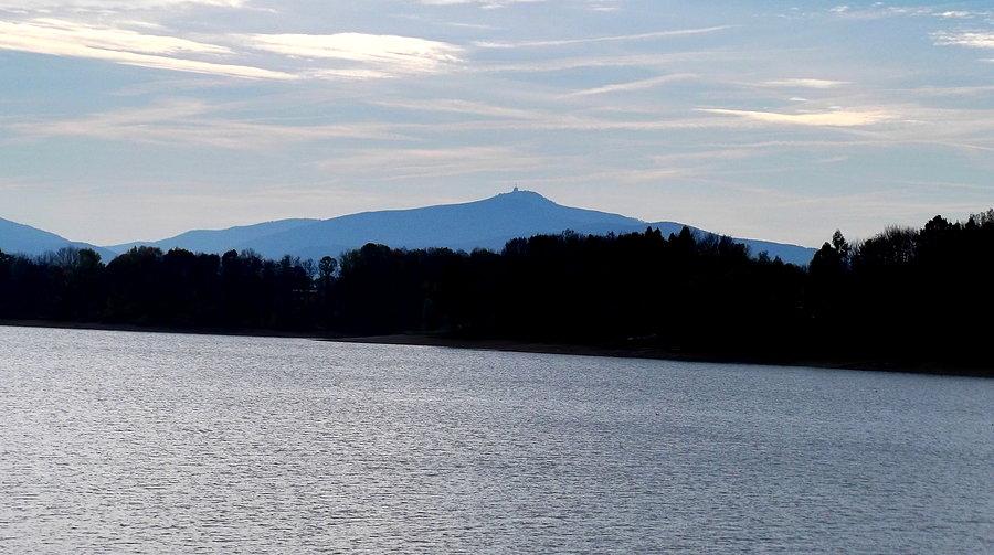Jezioro Žermanickie w oddali Lysa Hora