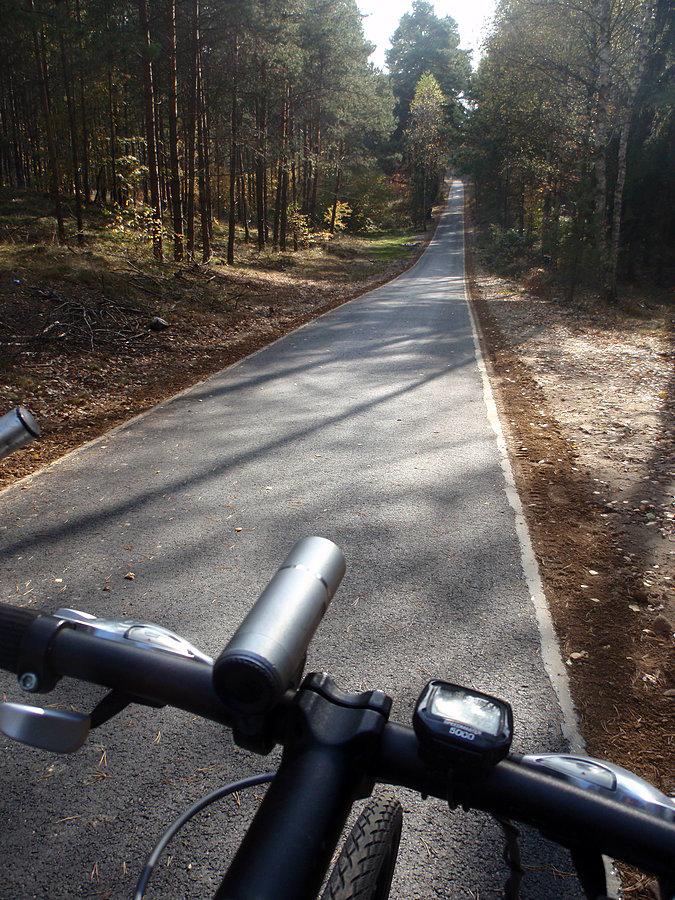 Asfalt na czerwonym dszlaku rowerowym koło Ostrężnika