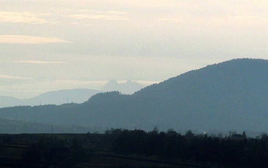 Tatry niesmiało wychylają się zza Rosochatki