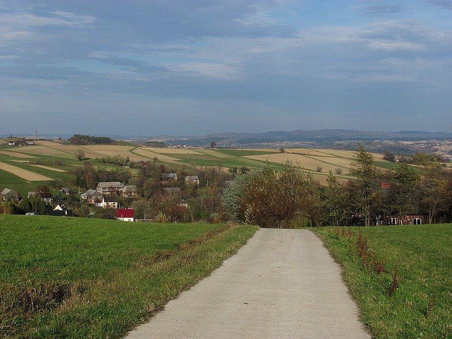 Daleko za wzniesieniem z wieżą widokową