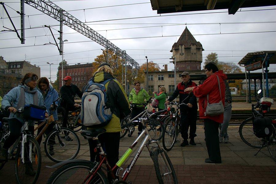 Pani przewodnik omawia krótko plan wycieczki