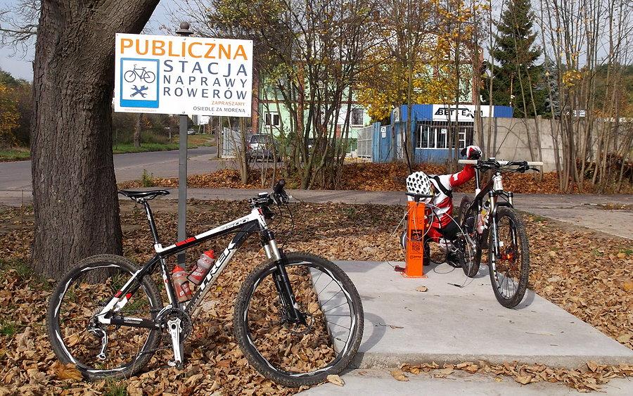 W Pożegowie postawili coś oto takiego. WPN kocha rowerzystów :)