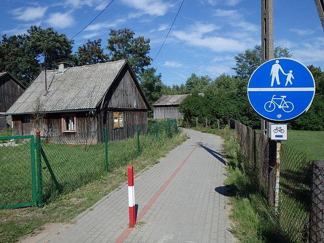 Tutaj niebieski szlak prowadził ładnym odcinkiem przez wieś Osieczna