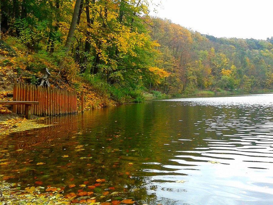 Jezioro Szmaragdowe jesienią