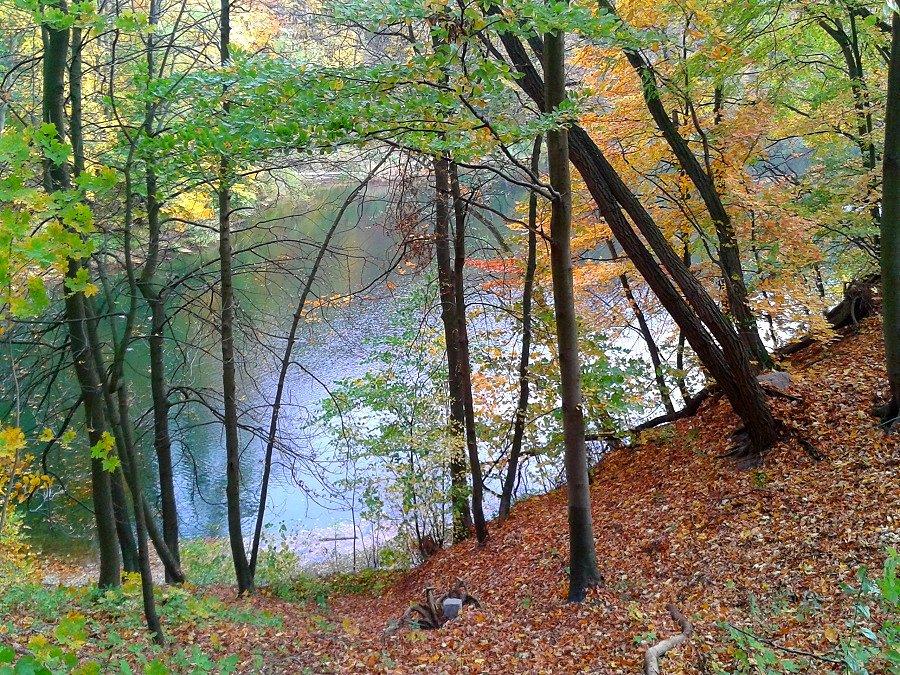 Jezioro Szmaragdowe jesienią - widok z góry