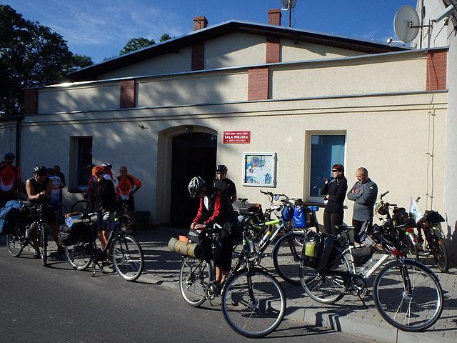 Przed świetlicą w Nowej Wsi Ujskiej