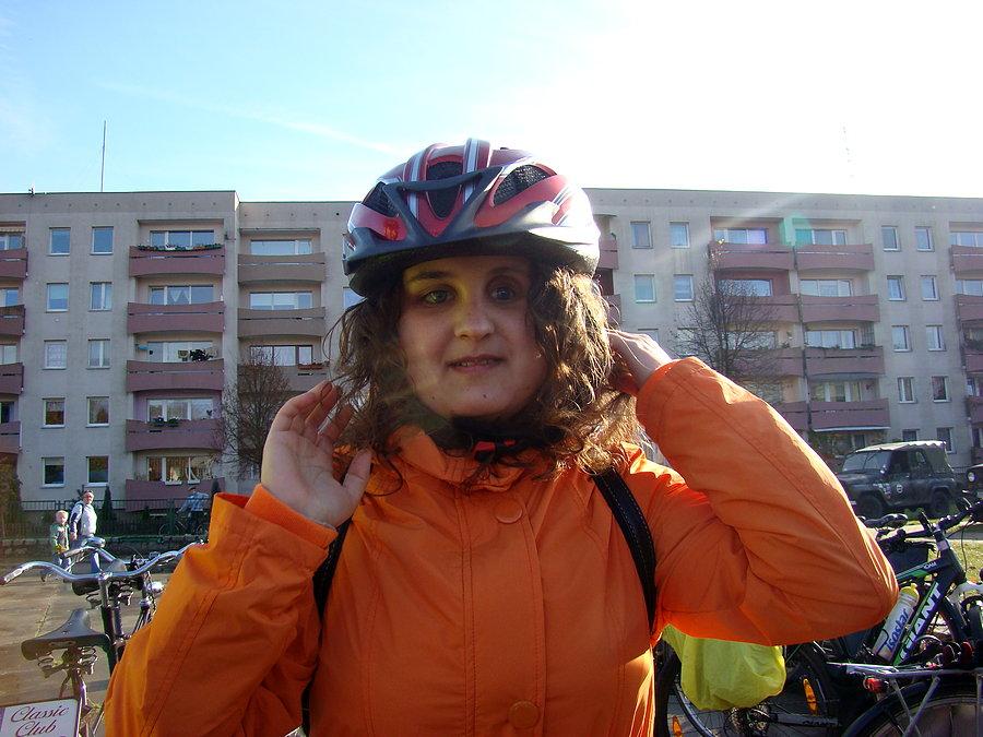 Monika w wersji sportowej - w kasku