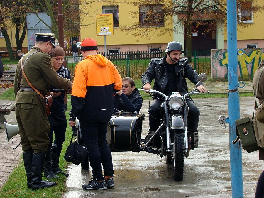 Za dobrowolną wpłatą na szlachetny cel każdy może pojeździć zabytkiem