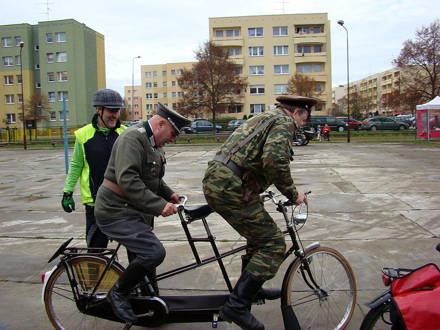 Dwie niekoniecznie zaprzyjaźnione armie na jednym .....rowerze?