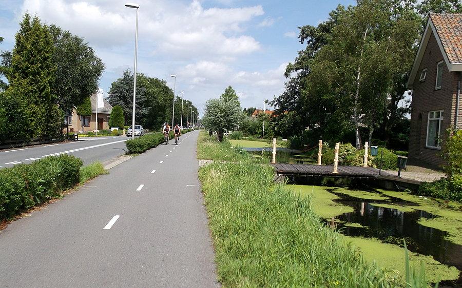 Jedziemy dalej przyjemną rowerówką przez holenderskie miasteczka