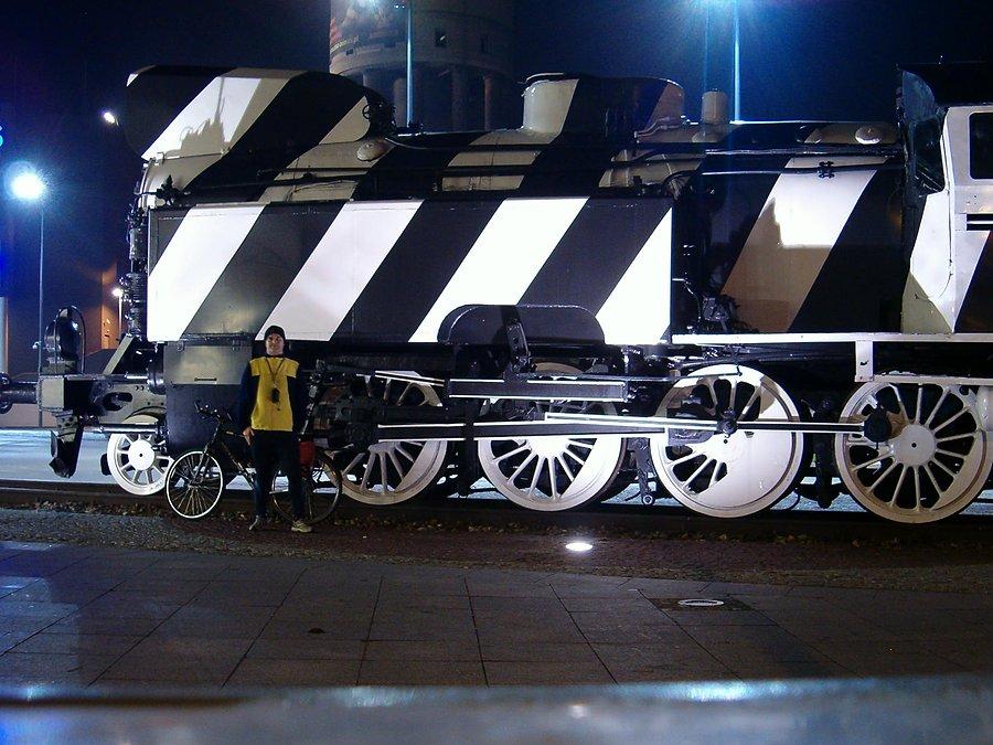 26-10-2013. Sobotnia rowerowa stówka. Przy Lokomotywie Parowej im.Grzegorza Ciechowskiego w Tczewie, pomalowanej w kolorach Republiki