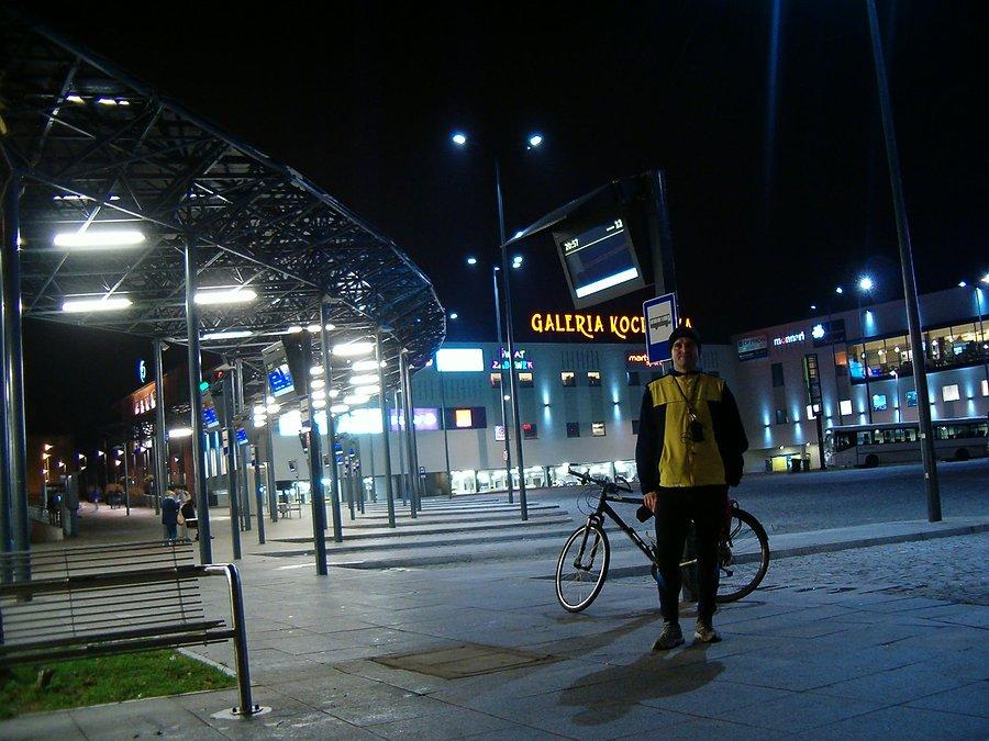 26-10-2013. Sobotnia rowerowa stówka. Na dworcu autobusowym na tle Galerii Kociewskiej w Tczewie