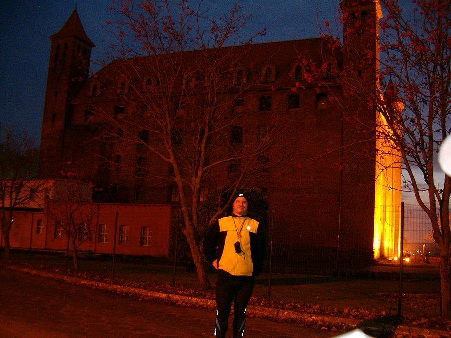 26-10-2013. Sobotnia rowerowa stówka. Wieczorne zdjęcie na tle Zamku Krzyżackiego w Gniewie