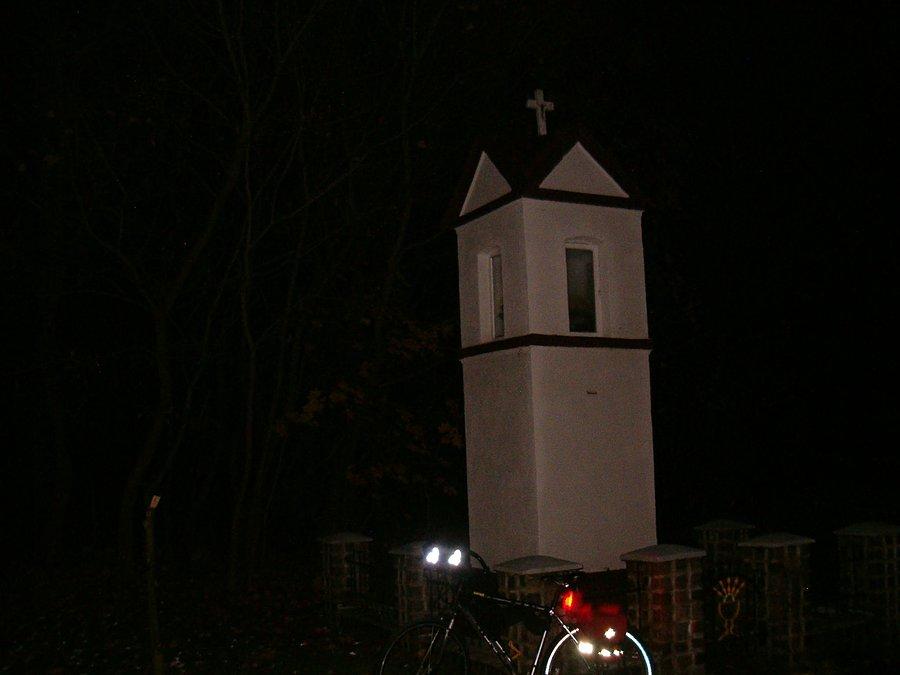 26-10-2013. Sobotnia rowerowa stówka. Nocne zdjęcie przy kapliczce drogowej koło Wielgłowy. Trasa powrotna z Pelplina do Tczewa