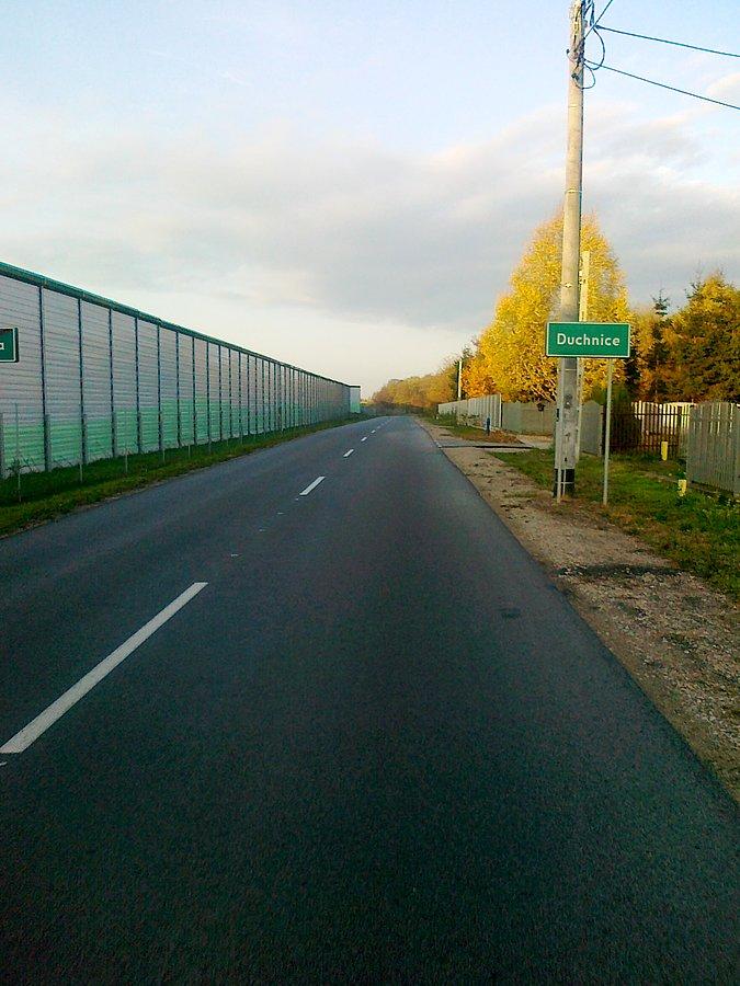 Droga wdłuż autostrady