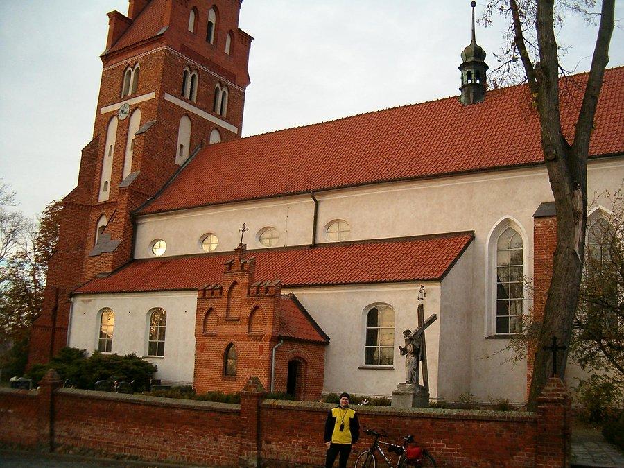 26-10-2013. Sobotnia rowerowa stówka. Szybka fotka przy kościele parafialnym pw.Wniebowzięcia NMP, ok.poł.XIVw, odbud.1767r. w Nowej Cerkwi, koło Kulic Małych