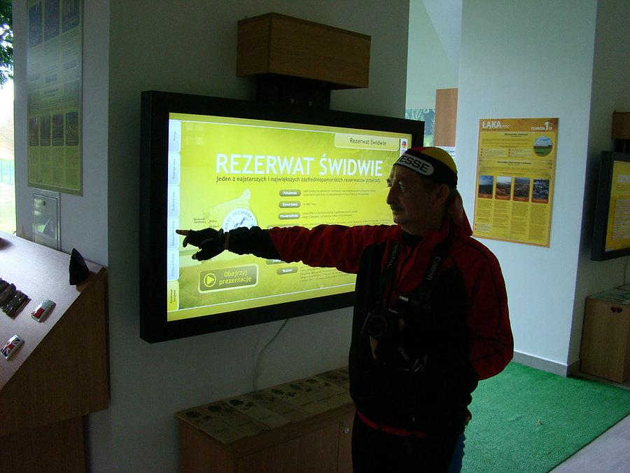 Wojtek przy multimedialnym ekranie