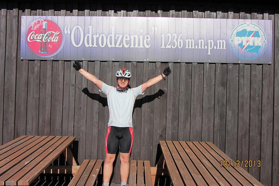 Radość zwycięzcy pod schroniskiem Odrodzenie