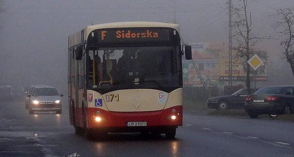 Gęsta mgła na ulicy Sidorskiej w Białej Podlaskiej