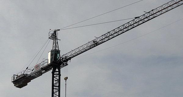 Dźwig nad rozbudowywaną częścią CH Rywal w Białej Podlaskiej