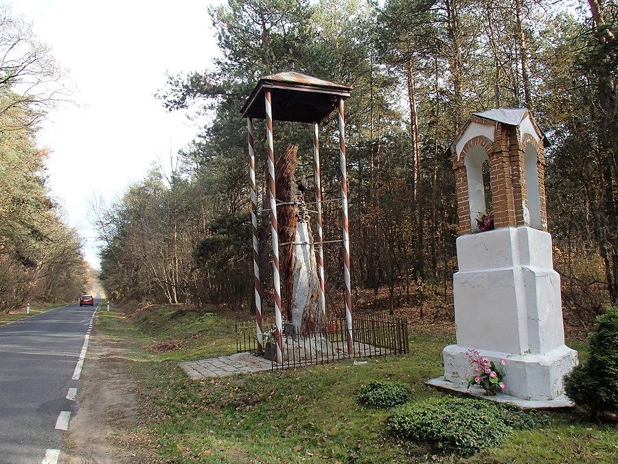 Drewniany, ciekawy pomnik na drodze do Stoczka Łukowskiego