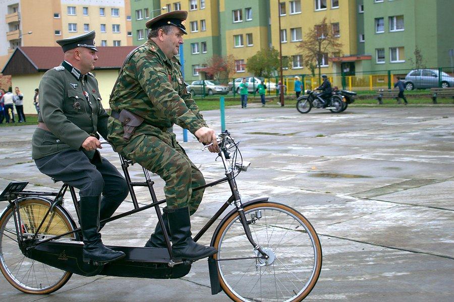Militaryści na tandemach