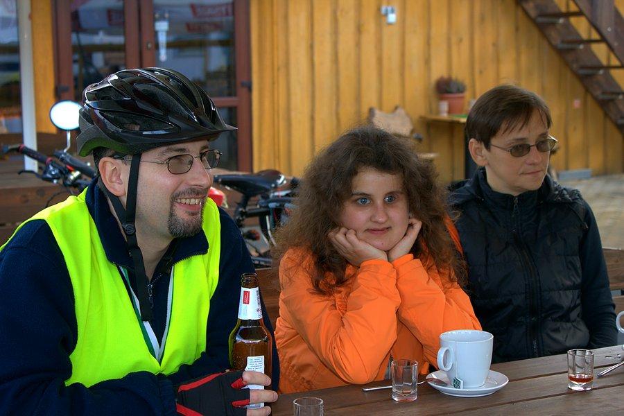 Maciek, Monika i Renia w zajeździe