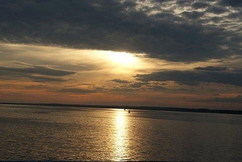 Piękny zachód słońca nad Zalewem Sulejowskim