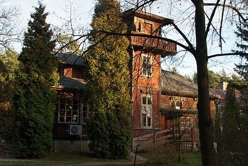 Drewniana willa na terenie Ośrodka Chrześcijańskiego w Zakościelu