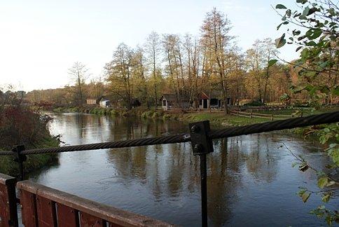 Widok z bujanego mostu na część rekreacyjną Ośrodka