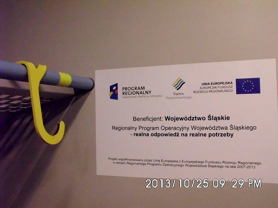 Pociąg niezły (poza wieszakami na rowery), ale oczywiście naklejka „unijna” musi być…