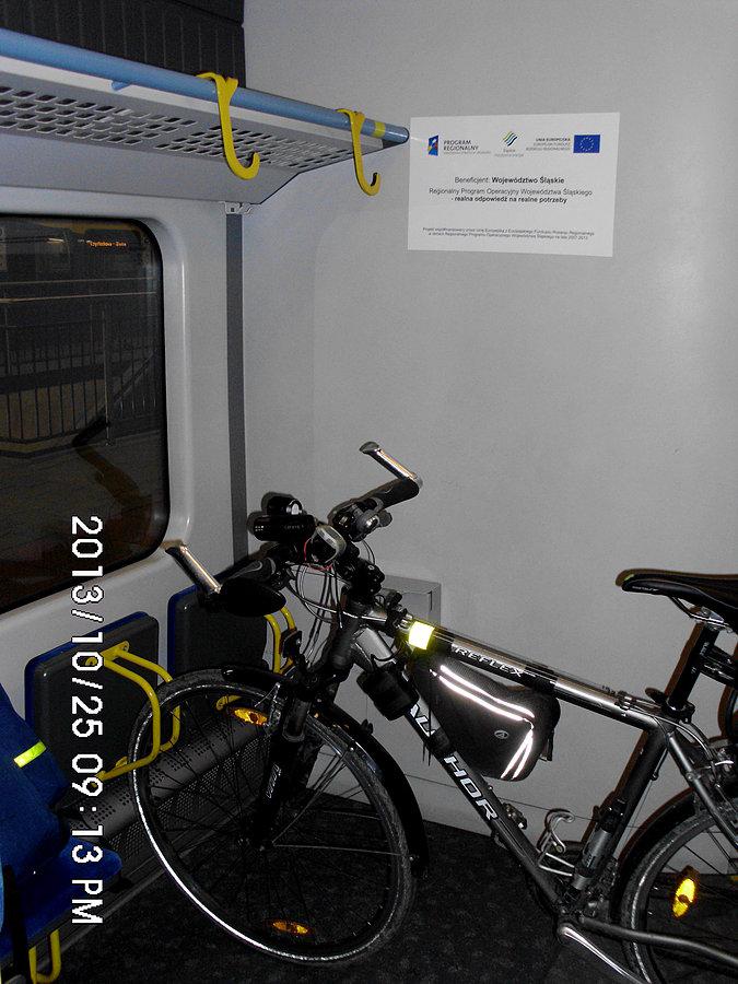 Wieszaki do powieszenia roweru umieszczono zbyt nisko a wstawienie roweru tak jak na zdjęciu nie daje właściwej stabilizacji – w pociągu ELF Kolei Śląskich