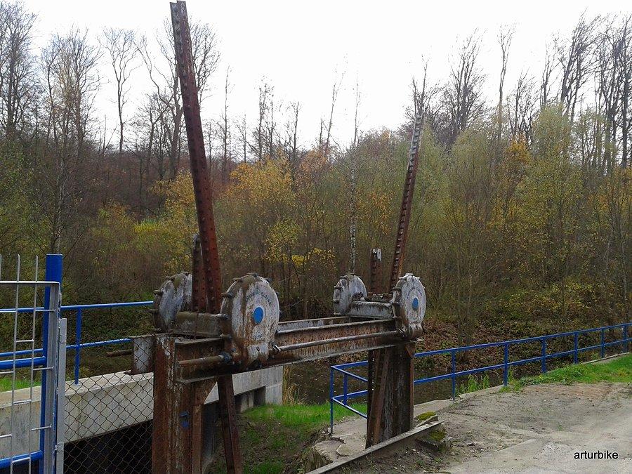 Elementy mechanizmu śluzy wodnej przy młynie i kuźni