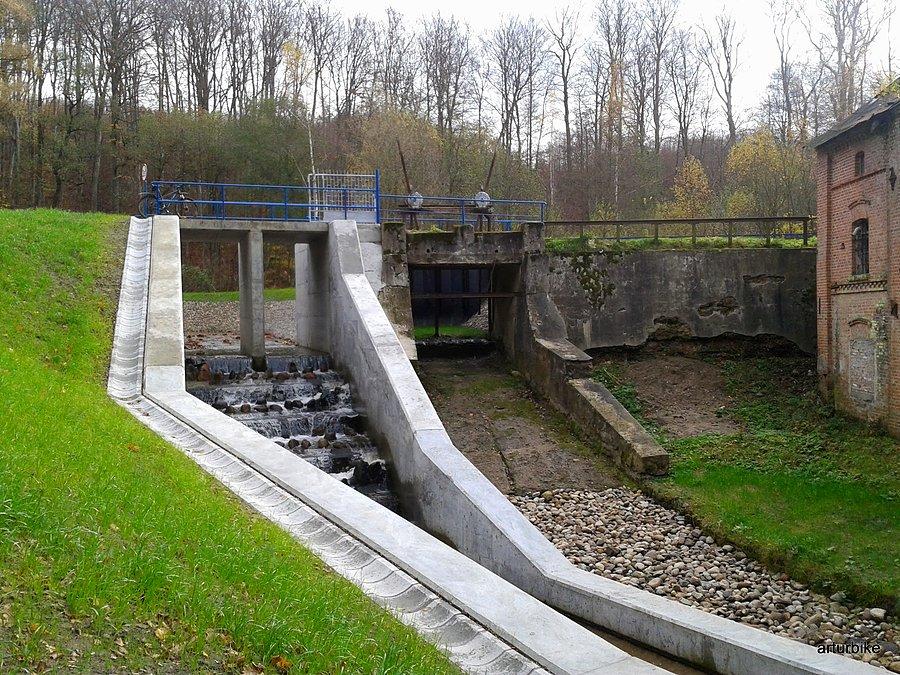 Zabytkowa sluza wodna i nowy stopień wodny przy młynie