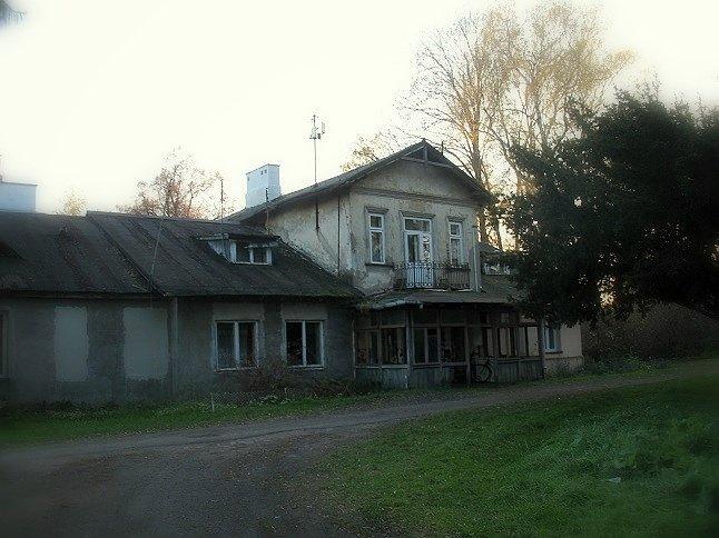 Pawłowicki dwór zamieszkany przez lokatorów, jeszcze jakoś się trzymaa