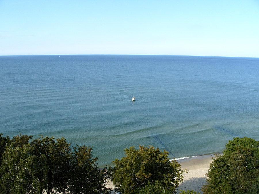 Dobijający do brzegu jacht który ma nas zabrać na imprezę na otwartym morzu