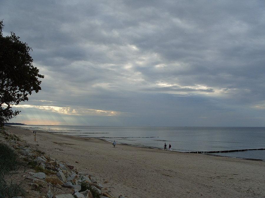 Kawałek dzikiej plaży przed Kołobrzegiem i parę może tubylców ;)