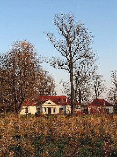 Współczesby dworek w Gąskach - jest na czym zawiesić oko. Gratulacje dla właściciela, za wyjątkowo udane wpasowanie się w mazowiecki krajobraz