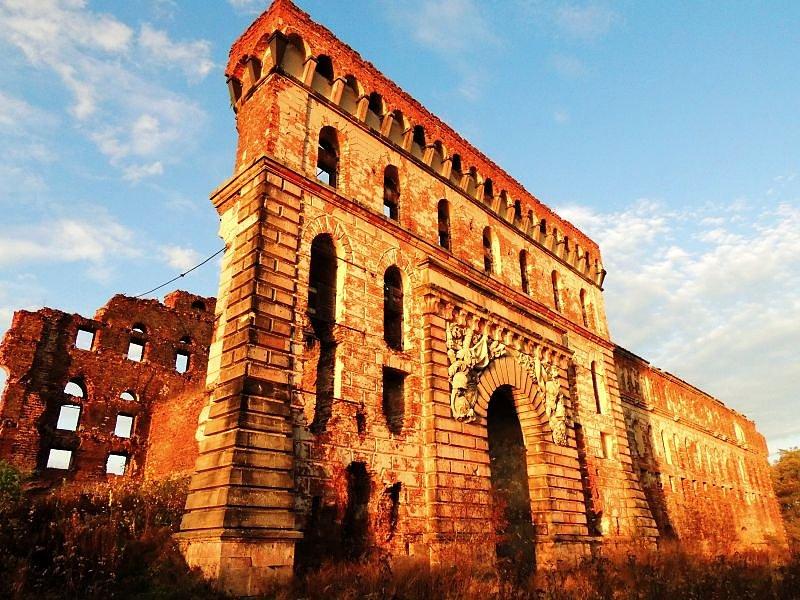 Spichlerz nad Narwią widziany z półwyspu Szwedzkiego