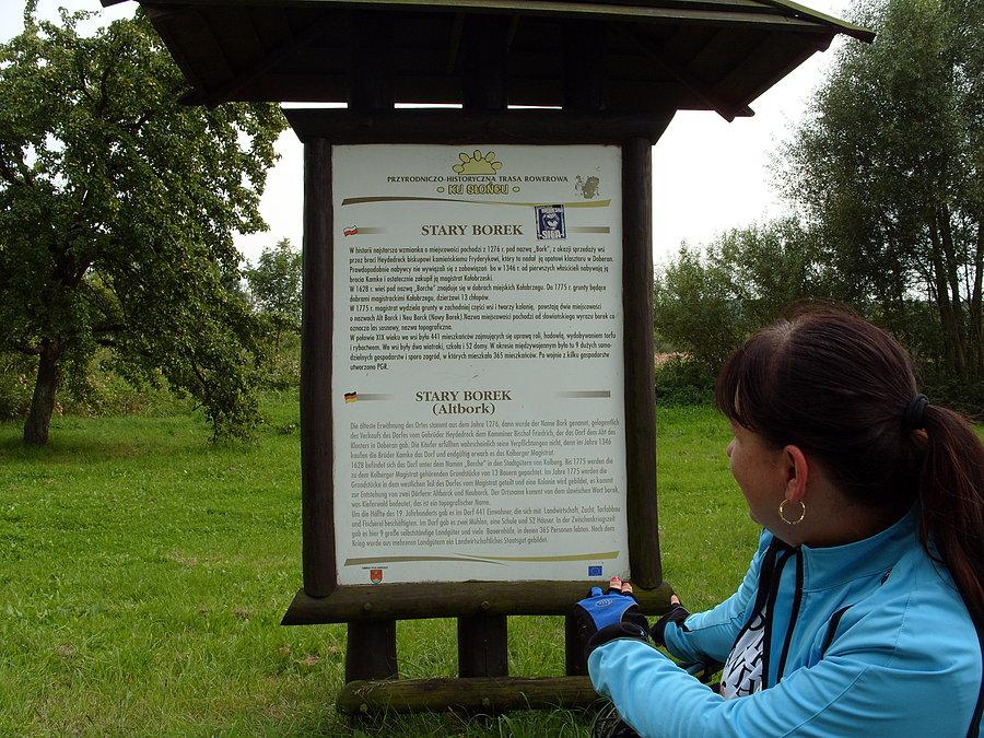 Po wyjeździe z leśnego cmentarzyska docieramy do tablicy Stary Borek i pierwsze wzmianki o nim pochodzą z 1267r