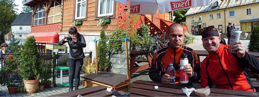 Międzygórze Ania robi sesję, ja delikatnie Kasztelanik a Zibi rozrabia żubrówkę wodą ale po co ;()