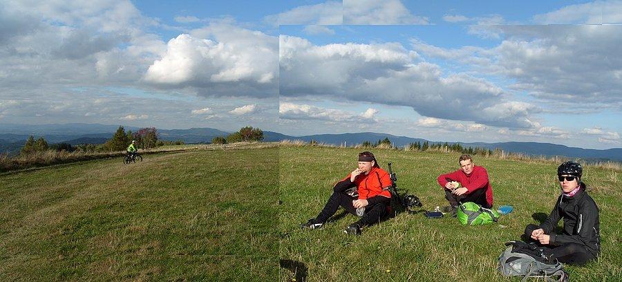 Na szczycie Skowroniej postanawiamy coś przekąsić w końcu w takim plenerze, choć ognisko już prawie za górą a Zibi w tym czasie robi patrol obywatelski ;))