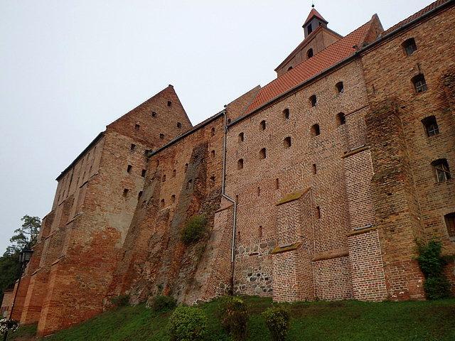 Spichrze na wysokości kościoła pw. św. Mikołaja