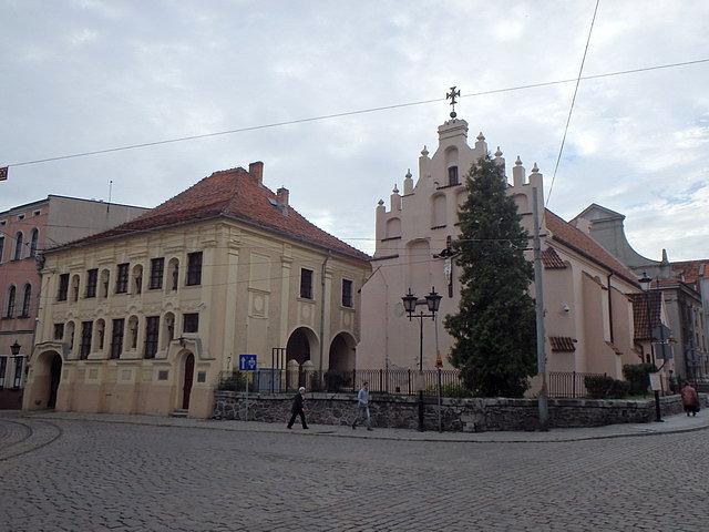 Widok na Pałac Opatek oraz kościół pw. Świętego Ducha