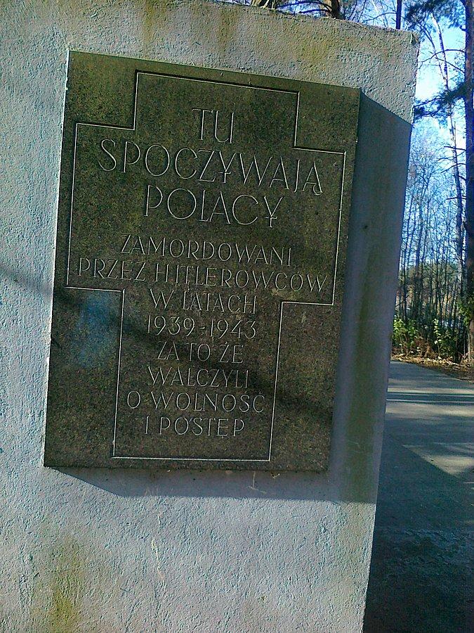 Tablica przy bramie wjazdowej